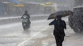 सोसाट्याचा वारा, तुफान वादळ, घराचे पत्रे कागदासारखे उडाले.