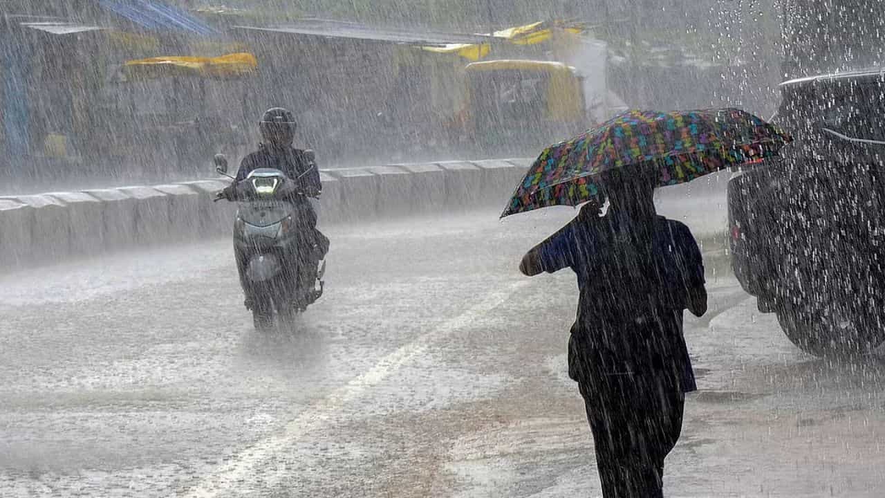 सोसाट्याचा वारा, तुफान वादळ, घराचे पत्रे कागदासारखे उडाले; या जिल्ह्यांना पावसाने झोडपलं