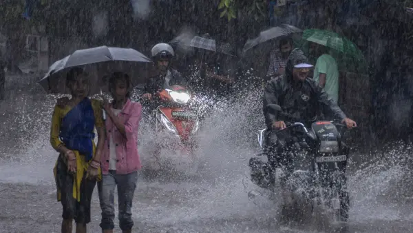 इकडे लपू की तिकडे लपू..? पावसाचा दणादण मारा... प्रचंड वारा सुटल्याने घराची पत्रेही उडाली; राज्यात अवकाळीने दाणादाण