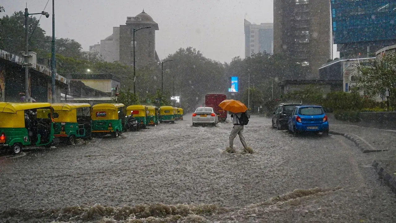 वादळी वाऱ्यासह धो-धो कोसळला… रस्त्याला नदीचे रूप, राज्यातील या भागाला पावसाने झोडपलं