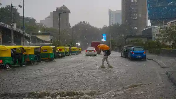 वादळी वाऱ्यासह धो-धो कोसळला... रस्त्याला नदीचे रूप, राज्यातील या भागाला पावसाने झोडपलं