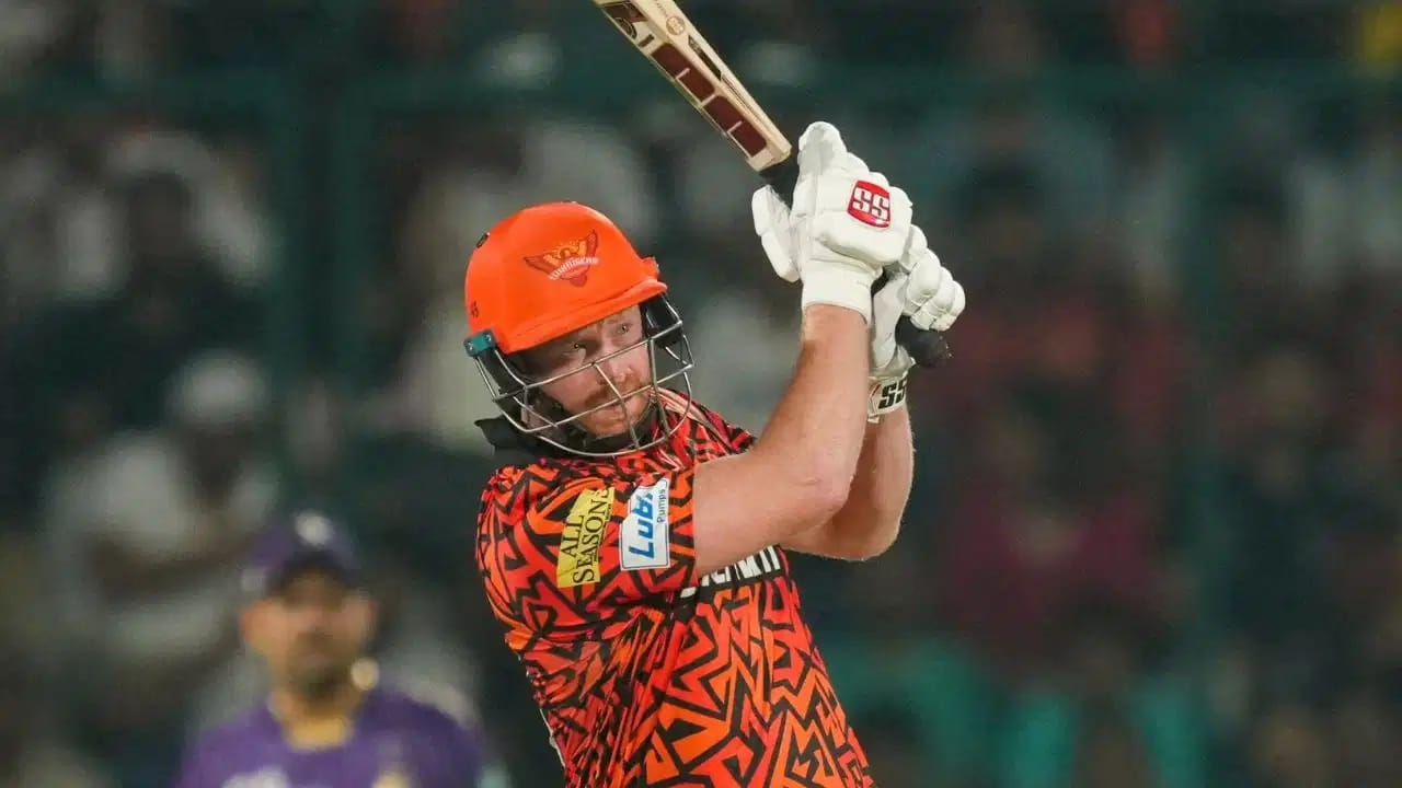 सनरायझर्स हैदराबादचा मिडल ऑर्डरमधील फलंदाज हेन्रिक क्लासेन तिसऱ्या स्थानी विराजमान आहे. हेन्रिकने 14 सामन्यांत 606 रन्स केल्या आहेत. (Photo Credit : PTI)