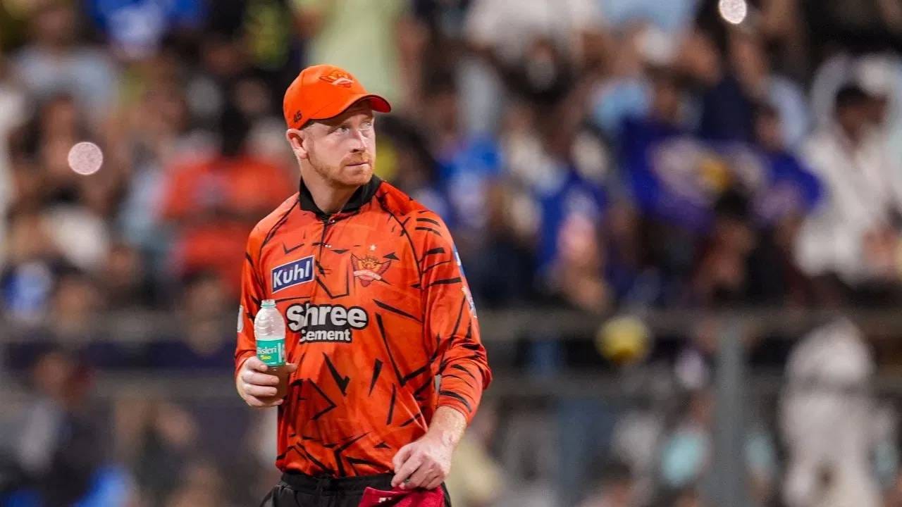 हेनरिक क्लासेन 11 धावा करून बाद झाला असला तरी त्याने टी20 क्रिकेटमध्ये सुनील नरीनविरुद्ध 100 धावा पूर्ण केल्या आहेत. विशेष म्हणजे सुनील नरीनला त्याची विकेट घेता आली नाही. नरीनविरुद्ध 100 धावा करणारा पहिला फलंदाज आहे.  (PHOTO CREDIT- PTI)