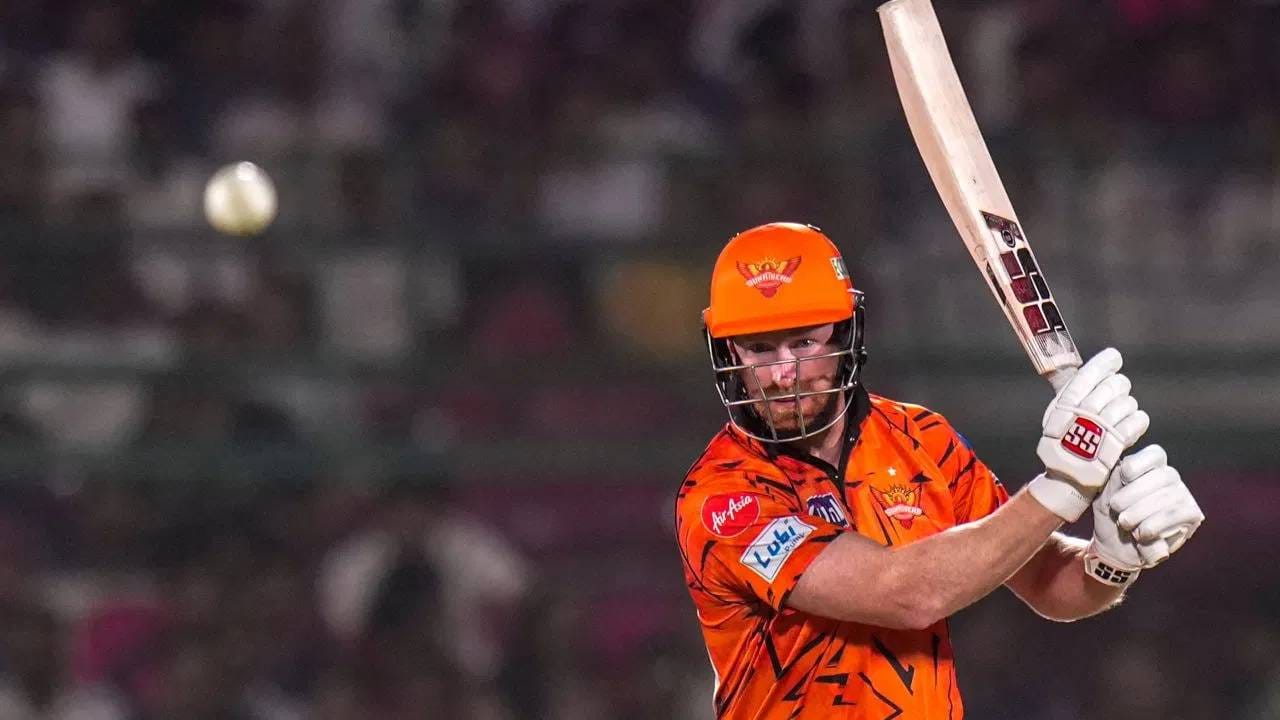 सुनील नरीनने अमेरिकेच्या मेजर लीग स्पर्धेत हेनरिक क्लासेनची विकेट घेतली होती. पण त्या विकेटची अधिकृत टी20 रेकॉर्ड म्हणून गणना होत नाही. त्यामुळे हेनरिक क्लासेनच्या नावावर हा विक्रम नोंदवला गेला आहे.  (PHOTO CREDIT- PTI)