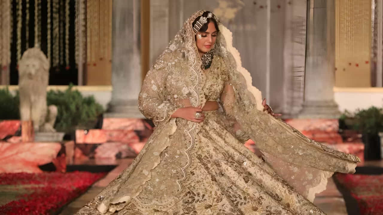 बॉलिवूड अभिनेत्री हुमा कुरैशी सध्या तिच्या प्रोफेशनल लाइफसोबतच पर्सनल आयुष्यामुळेही चर्चेत आहे. माध्यमांमध्ये जोरदार चर्चा सुरू आहे की, हुमा यंदाच्या वर्षा अखेरीस आपल्या लॉन्ग-टाइम बॉयफ्रेंड रचित सिंहसोबत आयुष्याच्या नव्या प्रवासाला सुरुवात करू शकते.
