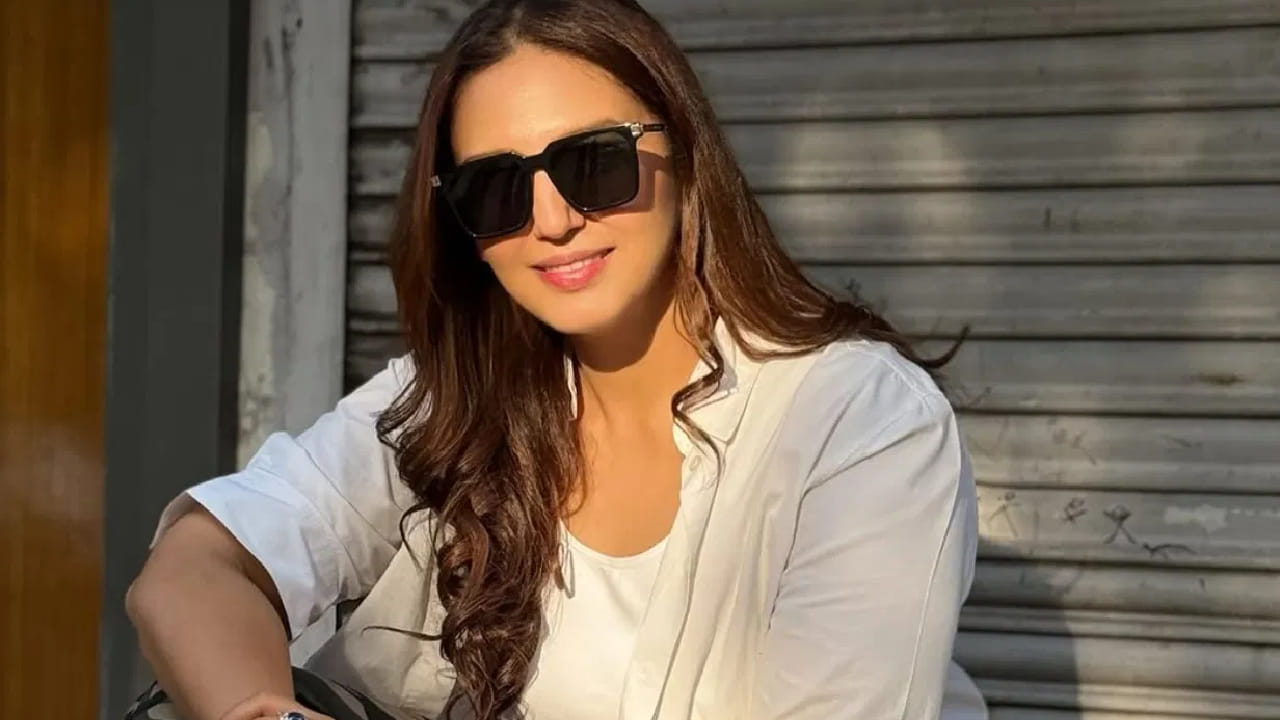 हुमा आणि रचित यांची प्रेमकथा एखाद्या चित्रपटासारखीच रंगतदार आहे. दोघांना पहिल्यांदा ‘थम्मा’ या चित्रपटाच्या स्क्रीनिंगदरम्यान एकत्र पाहण्यात आले होते. त्यानंतर सोनाक्षी सिन्हाच्या लग्नात त्यांच्या केमिस्ट्रीने सर्वांचे लक्ष वेधून घेतले. अलीकडेच मुंबई विमानतळावर दोघे एकत्र दिसल्यानंतर त्यांच्या नात्याबाबतच्या चर्चा अधिकच वाढल्या आहेत.
