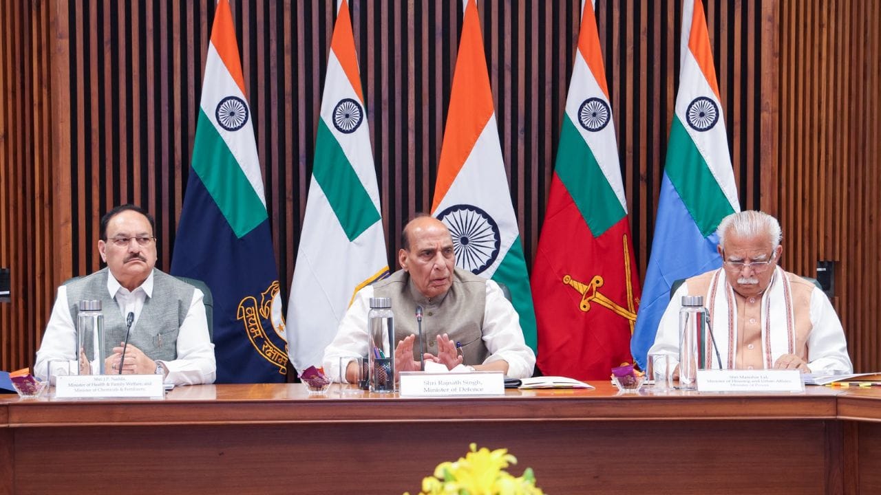 देशात पेट्रोल, डिझेल अन् खतांचा पुरेसा साठा, IGoM च्या बैठकीतून नागरिकांना मोठा दिलासा, साठेबाजी न करण्याचं आवाहन देशात पेट्रोल, डिझेल अन् खतांचा पुरेसा साठा, IGoM च्या बैठकीतून नागरिकांना मोठा दिलासा, साठेबाजी न करण्याचं आवाहन