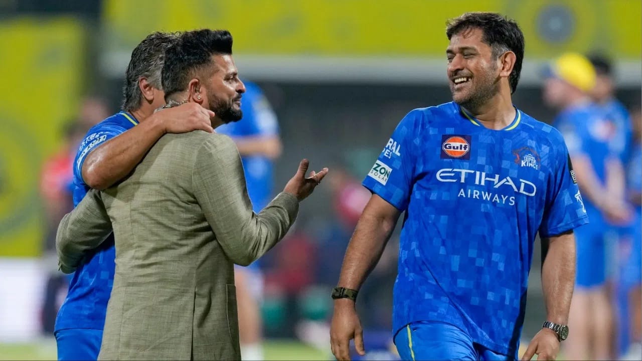 रैनाने त्यानंतर धोनीने काय म्हटलं हे देखील सांगितलं. धोनी ऐकायला तयार नाहीय, असं रैनाने स्पष्ट केलं. "आता शरीर पहिल्यासारखं राहिलं नाही, असं धोनीने म्हटल्याचं रैनाने सांगितलं. "मात्र मी काही ऐकणार नाही, असं मी धोनीला म्हटलं", असंही रैनाने सांगितलं. (Photo: PTI)