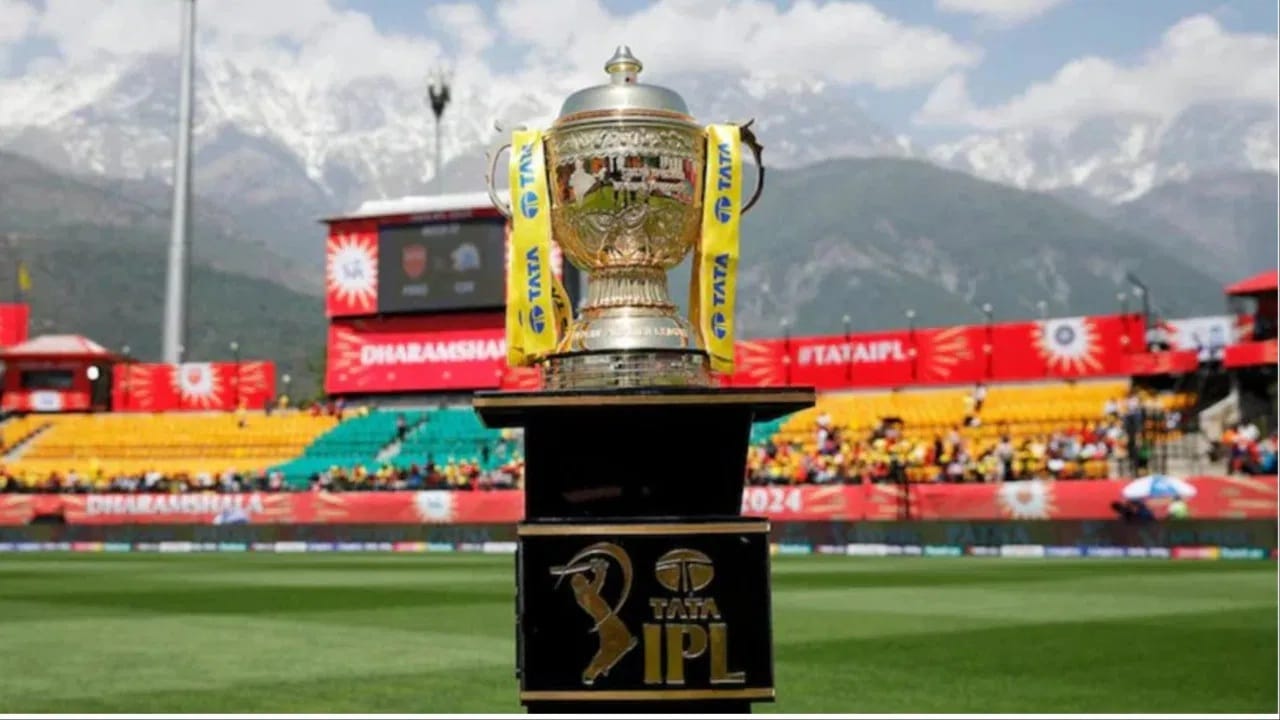 आयपीएल आणि पीएसएल या दोन्ही स्पर्धेत 2 वेळा ट्रॉफी जिंकणारे एकूण 15 खेळाडू आहे. दोन्ही स्पर्धेत किमान 1-1 सामना खेळलेल्या खेळाडूंबाबत आपण बोलत आहोत. मात्र या 15 पैकी 4 असे खेळाडू आहेत ज्यांनी 2-2 वेळा पीएसएल आणि आयपीएल स्पर्धेत ट्रॉफी उंचावली आहे. ते खेळाडू कोण आहेत हे जाणून घेऊयात. (Photo Credit: PTI)