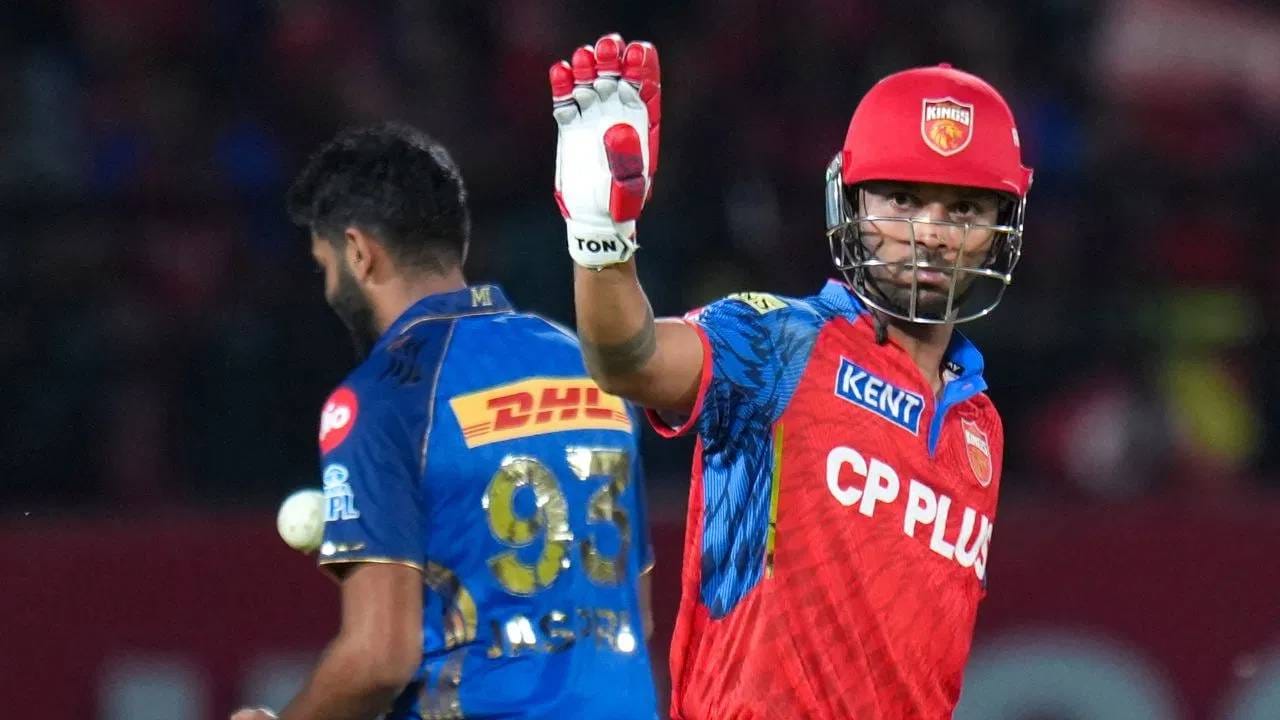 पंजाब किंग्सने 17 षटकात 7 गडी गमवून फक्त 147 धावा केल्या होत्या. पण शेवटच्या तीन षटकात म्हणजेच 18 चेंडूत 53 धावा काढल्या. म्हणून पंजाबला 200 धावांचा पल्ला गाठता आला. 18 व्या षटकात 19 धावा, 19व्या षटकात 22 धावा आणि शेवटच्या षटकात 12 धावा आल्या.  (Photo: PTI)