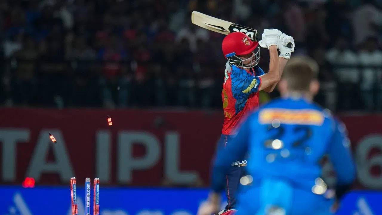 मुंबई इंडियन्सविरुद्धच्या सामन्यात पंजाब किंग्सने सावध सुरूवात केली. त्यानंतर धावांची गती वाढवली. पण मधल्या षटकात डाव गडगडला. त्यामुळे पंजाब किंग्स 180 धावांच्या आत गुंडाळली जाईल असं वाटलं. पण शेवटच्या तीन षटकात पंजाब किंग्सने कमबॅक केलं आणि धावांचा डोंगर रचला.  (Photo: PTI)