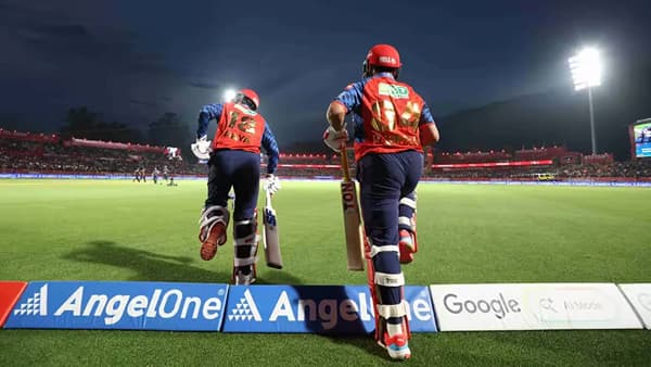 पंजाब किंग्सने आयपीएल 2026 स्पर्धेतील 58व्या सामन्यात 20 षटकात 8 गडी गमवून 200 धावा केल्या. तसेच विजयासाठी 201 धावांचं आव्हान दिलं. मुंबई इंडियन्सने 4 गडी गमवून 19.5 षटकात हे आव्हान पूर्ण केलं. हा सामना पंजाब किंग्सने गमावला, पण एक मोठा विक्रम शेवटच्या तीन षटकात नोंदवला. (Photo: BCCI/IPL)