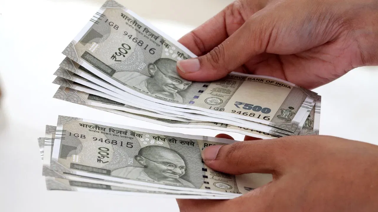 तेलंगणाची मजबूत स्थिती : तेलंगणा या यादीत दुसऱ्या स्थानावर आहे. येथे दरडोई उत्पन्न सुमारे 3,87,623 रुपये आहे. हैदराबादसारख्या शहरांमुळे राज्याची आर्थिक स्थिती वेगाने मजबूत झाली आहे.