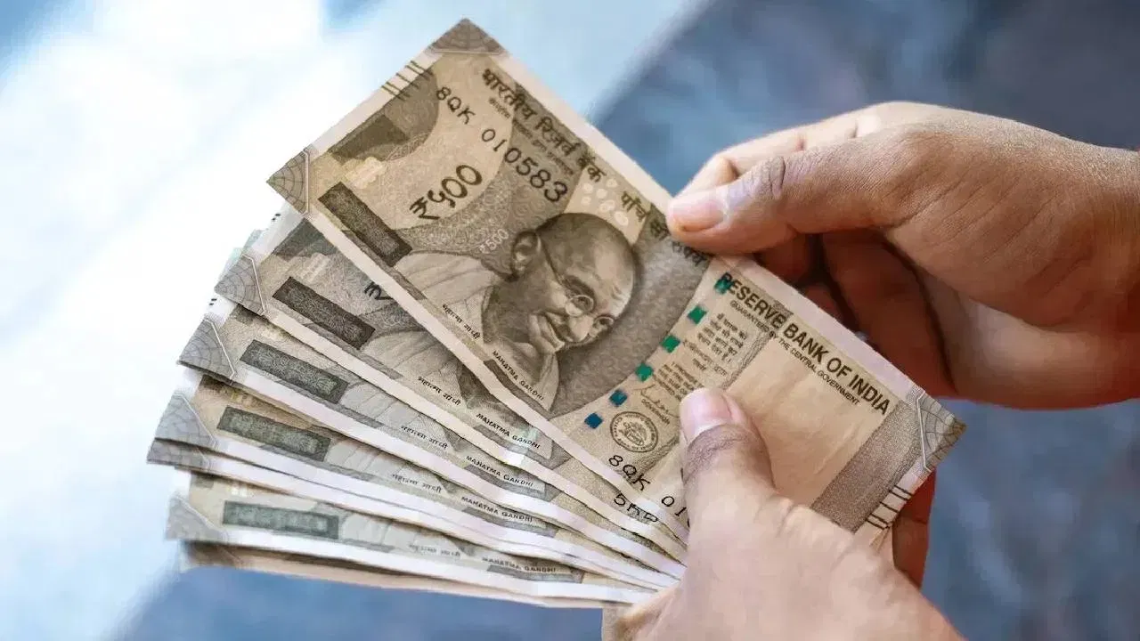 दिल्ली अव्वल स्थानावर : दरडोई उत्पन्नाच्या बाबतीत दिल्ली संपूर्ण देशात पहिल्या क्रमांकावर आहे. येथे दरडोई उत्पन्न सुमारे 4,93,024 रुपये वार्षिक आहे. त्यामुळे दिल्ली भारतातील सर्वात समृद्ध प्रदेश मानला जातो, जिथे सरासरी उत्पन्न इतर राज्यांच्या तुलनेत खूप जास्त आहे.