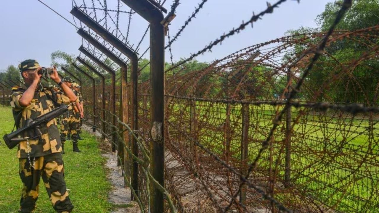 मोठी बातमी! भारत बांगलादेश सीमेवर तणाव, मोठा हाहाकार, बीएसएफने तब्बल.. मोठी बातमी! भारत बांगलादेश सीमेवर तणाव, मोठा हाहाकार, बीएसएफने तब्बल..