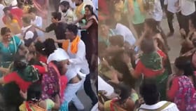 Video : धपाधप... लग्नाला आले अन् एकमेकांच्या बोकांडी बसले.