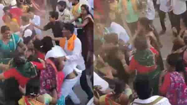 दे धपाधप... लग्नाला आले अन् एकमेकांच्या बोकांडी बसले, नवरदेवाचा बूट आणि नवरीची चप्पल लपवल्याने तुफान राडा; Video Viral