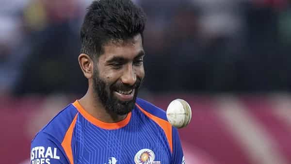 आयपीएल 2026 स्पर्धेत पंजाब किंग्सविरुद्धच्या सामन्यात जसप्रीत बुमराहकडे मुंबई इंडियन्स संघाचं नेतृत्व सोपवलं. जसप्रीत बुमराह या पर्वात मुंबई इंडियन्स संघाचा तिसरा कर्णधार आहे. यासह मुंबई इंडियन्स संघाच्या नावावर एक अनोखा विक्रम रचला गेला आहे. (Photo: PTI)