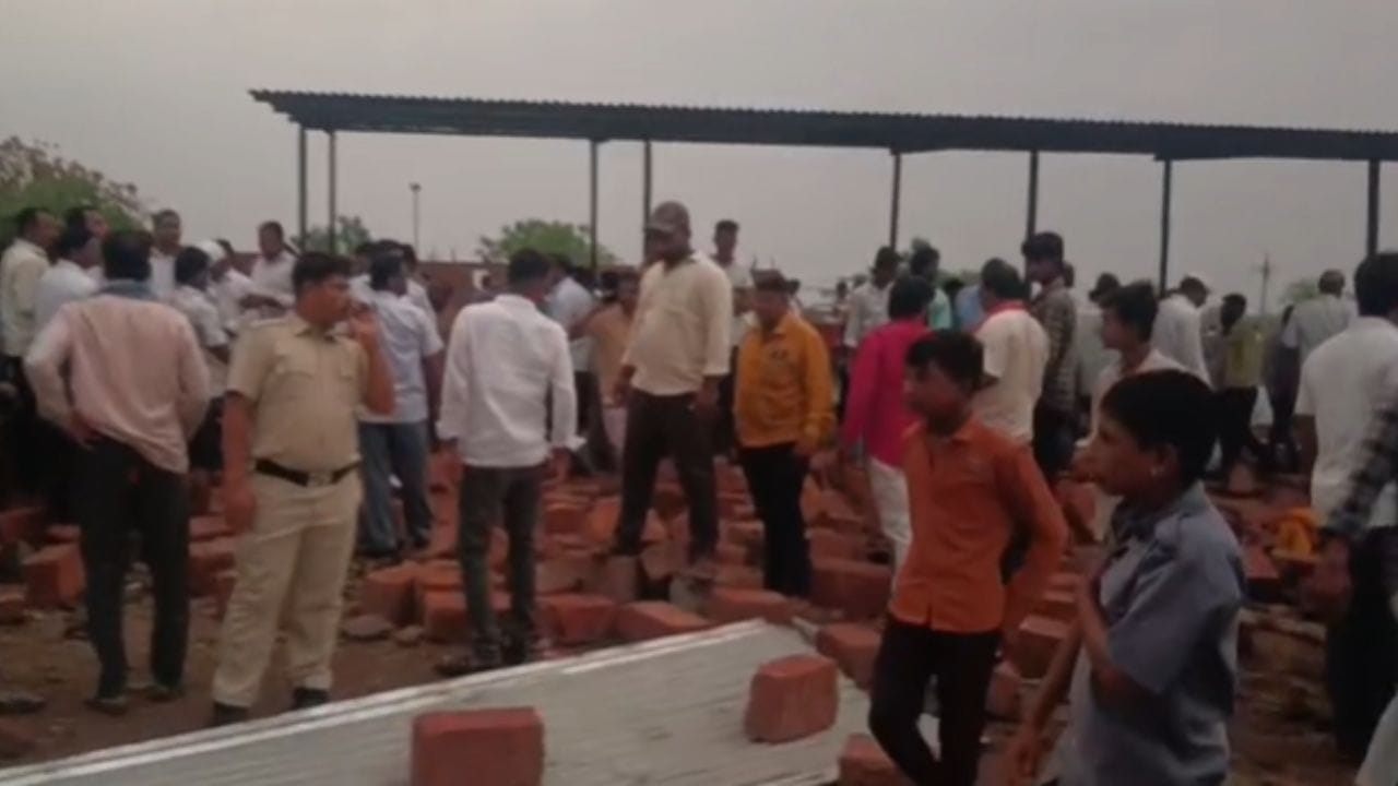 या घटनेनंतर घटनास्थळी उपस्थित नागरिकांनी आरडाओरडा केला, सगळेजण भिंतीकडे धावले व त्यांनी मृतांना व जखमींना बाहेर काढले. या घटनेनंतर परिसरात हळहळ व्यक्त केली जात आहे. 