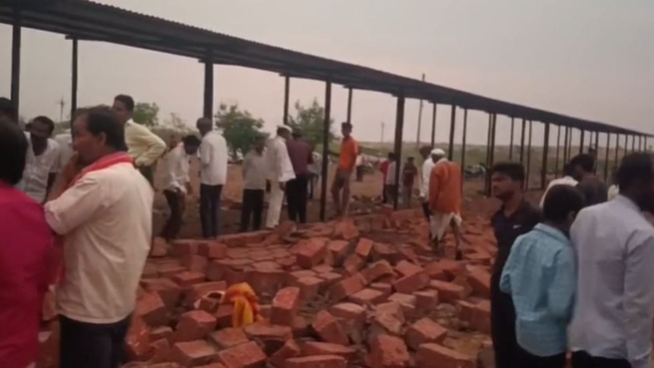 काही वेळाने वाऱ्याचा वेग आणखी वाढला, त्यामुळे शेजारील पत्र्याचं शेड उडून या भिंतीवर आदळले, कच्चा अवस्थेतील भिंत कोसळली आणि भिंतीखाली अनेकजण दबले गेले. 