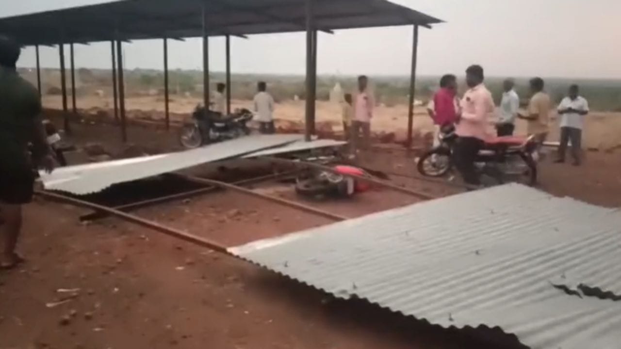 मोटेवाडी येथे मरगुबाई देवीच्या धार्मिक कार्यक्रमानिमित्ताने भाविक जमले होते, वादळी वारा सुटल्याने भाविकांनी बांधकाम सुरू असलेल्या भिंतीशेजारी आसरा घेतला होता. 