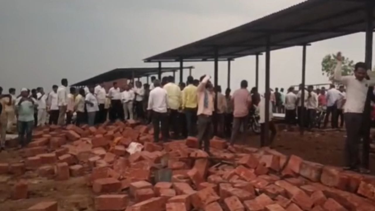 सांगली जिल्ह्यात काळीज पिळवटून टाकणारी घटना घडली आहे. जत तालुक्यातील मोटेवाडी येथे भिंत अंगावर कोसळून सहा भाविक ठार झाले आहेत. यामुळे परिसरात हळहळ व्यक्त केली जात आहे. 