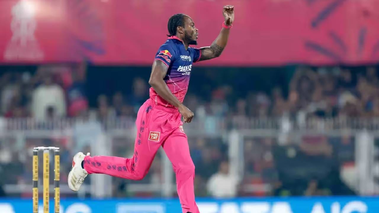 जोफ्रा आर्चरने पॉवरप्लेमध्ये एकूण दोन षटके टाकली आणि 16.50 च्या इकॉनॉमी रेटने 33 धावा दिल्या. यामुळे गुजरातला पहिल्या सहा षटकांत एकही गडी न गमावता 82 धावा करता आल्या.  (Photo: IPL/BCCI)