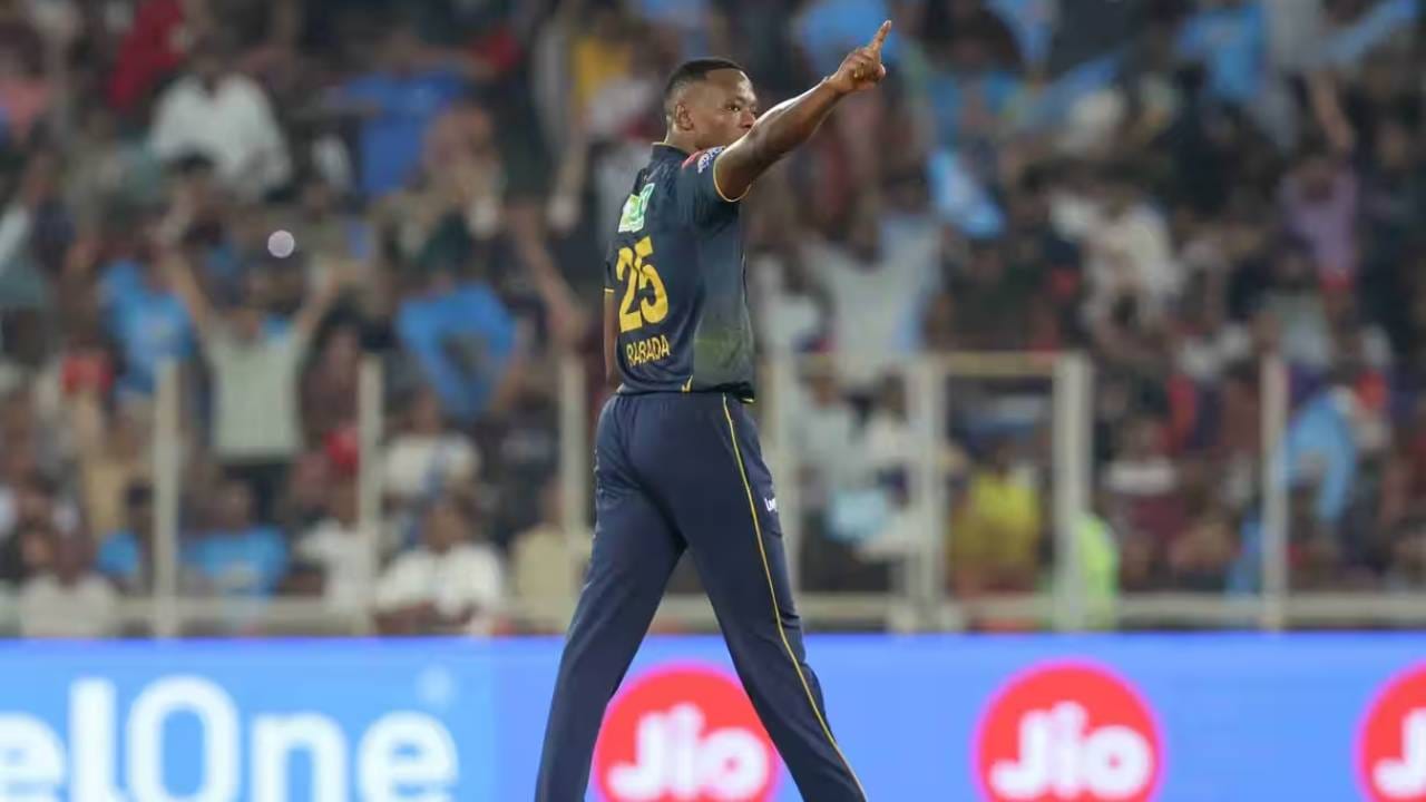 दक्षिण आफ्रिकेचा वेगवान गोलंदाज कागिसो रबाडा हा गुजरात टायटन्सच्या गोलंदाजी विभागाचा कणा राहिला आहे. आतापर्यंत 10  सामन्यांमध्ये 39 षटके टाकली असून 105 निर्धाव चेंडूंसह तिसऱ्या क्रमांकावर आहे. 100 पेक्षा जास्त निर्धाव चेंडू टाकणाऱ्या तीन गोलंदाजांपैकी  एक आहे. रबाडाने आतापर्यंत 16 बळी घेतले आहेत. (Photo: IPL/BCCI)