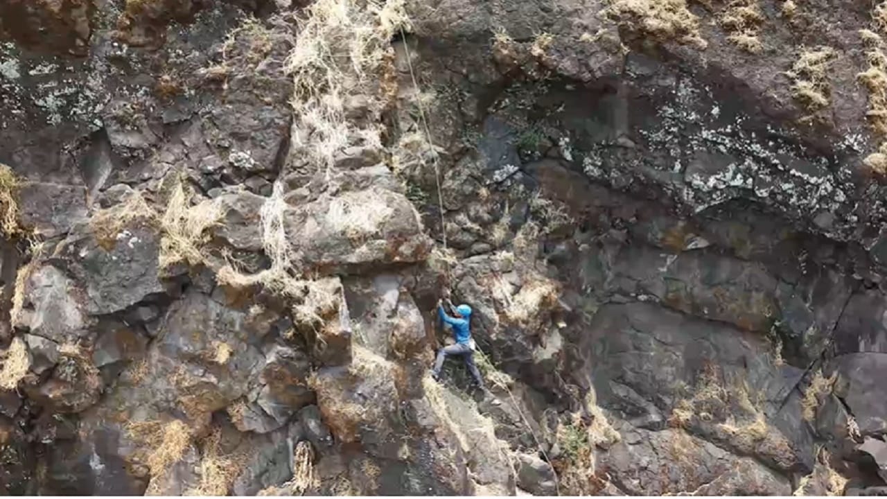 कोणत्याही दोरखंडा शिवाय सिंहगडावर नरवीर तानाजी मालुसरे यांच्या पराक्रमाला आगळीवेगळी मानवंदना देण्यात आली आहे.महाराष्ट्राच्या गिर्यारोहण क्षेत्रात एका नव्या अध्यायाची नोंद झाली आहे.