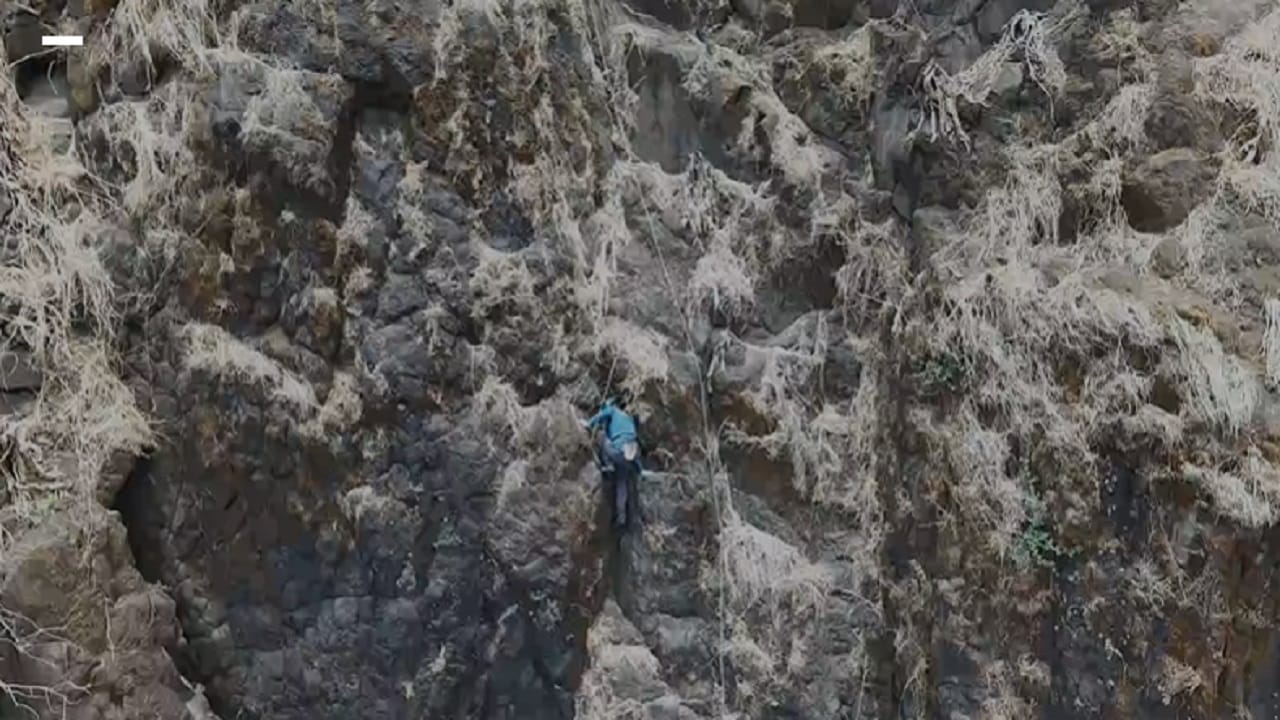 आंबेवाडी गावचे रहिवासी आणि 'महाराष्ट्र रेंजर्स' संस्थेचे गिर्यारोहक तानाजी केकरे यांनी आपल्या अद्भूत कौशल्याच्या जोरावर दोन मोठे विक्रम प्रस्थापित केले आहेत.धर्मवीर छत्रपती संभाजी महाराज यांच्या जयंतीचे औचित्य साधून तानाजी यांनी सह्याद्रीतील सर्वात कठीण मानले जाणारे टप्पे विक्रमी वेळेत पार केले.