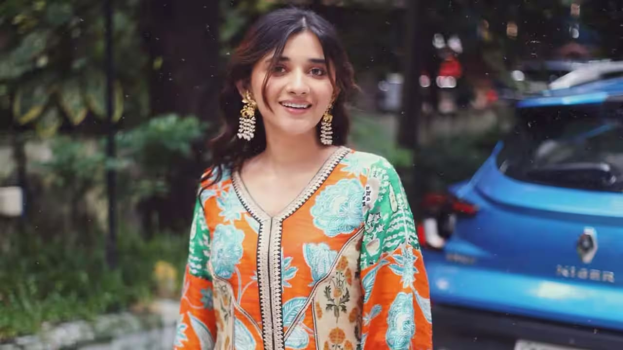 सध्या कनिका मान नागिन 7 मध्ये महत्त्वाच्या भूमिकेत दिसत आहे. विशेष म्हणजे, या मालिकेत तिला पहिल्यांदाच निगेटिव्ह किंवा खलनायिकेची भूमिका साकारण्याची संधी मिळाली आहे. तिचा हा वेगळा अंदाज प्रेक्षकांच्या पसंतीस उतरत असून, चाहत्यांकडून तिच्या अभिनयाचं कौतुक केलं जात आहे.