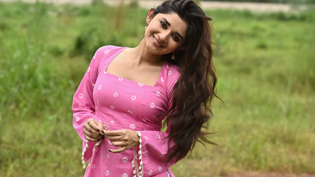 एका मुलाखतीत कनिका मानने सांगितले की, लहानपणी तिच्या एका नातेवाईकाने तिच्याशी गैरवर्तन केले होते. त्या वेळी ती केवळ चौथीत शिकत होती आणि तिला या गोष्टींबद्दल काहीच माहिती नव्हती.