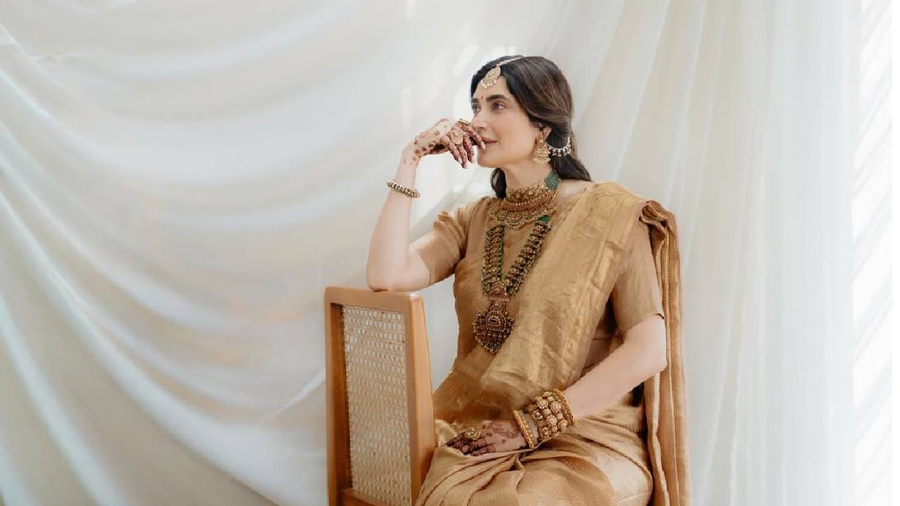 सोशल मीडियावर शेअर केलेल्या फोटोंमध्ये त्या दोघांच्या चेहऱ्यावरचा आनंद पाहून, त्यांच्या चाहत्यांनीही भरभरून प्रतिक्रिया दिल्या. करिश्मा आणि वरुणने सोशल मीडियावर बेबी शॉवरचे फोटो शेअर करताच, ते वाऱ्याच्या वेगाने व्हायरल झाले आणि आता युझर्सनी कमेंट्स सेक्शनमध्ये जोडप्यावर अभिनंदनाचा वर्षाव केला.