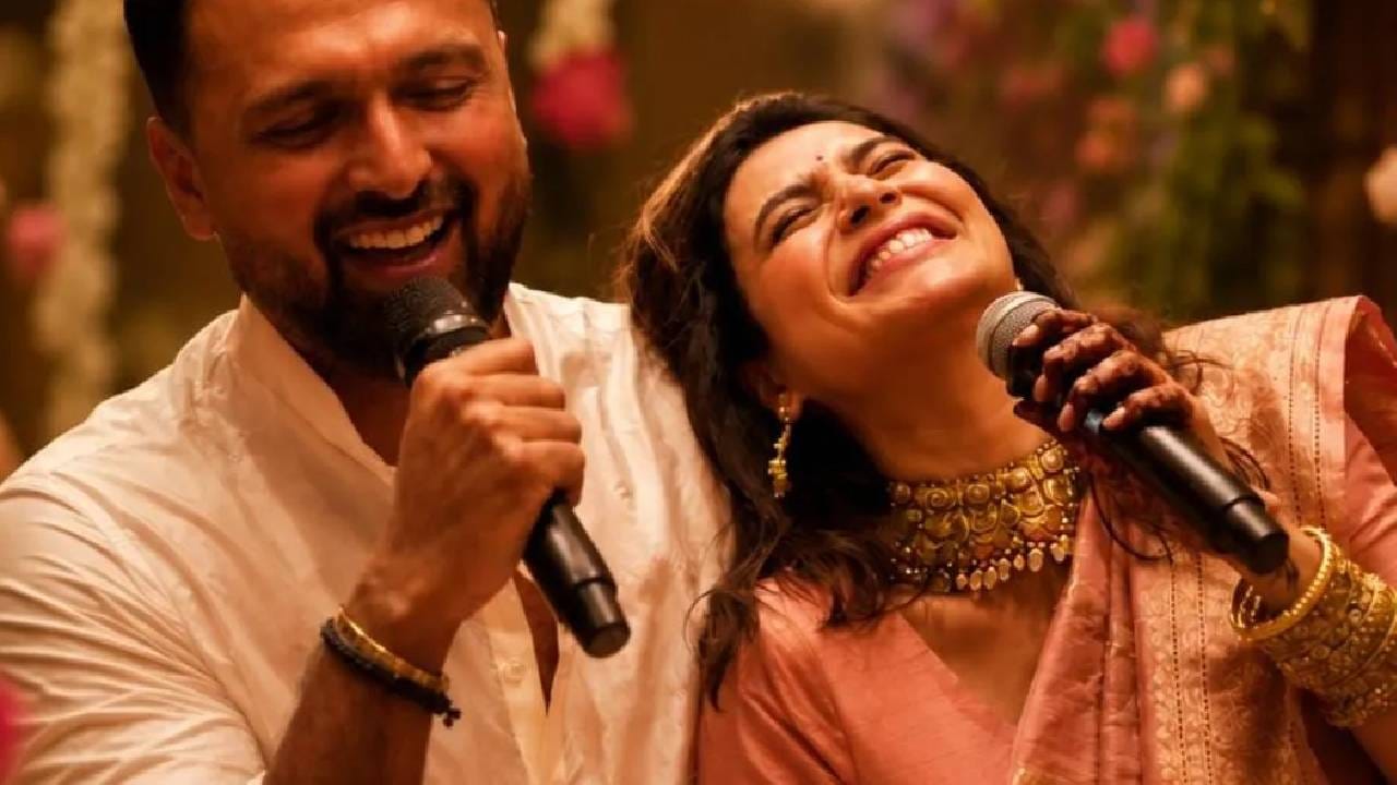 तिच्या पारंपरिक तुलू डोहाळेजेवणासाठी, करिश्माने खास साडी नेसली होती आणि हातांवर मेहंदी, दागिने व केसांत गजरा लावून तिने लूक पूर्ण केला होता. फोटोंमध्ये करिश्माच्या चेहऱ्यावरची प्रेग्नन्सी ग्लो अगदी स्पष्टपणे दिसत होता आणि वरुणच्या चेहऱ्यावरही वडील होणार असल्याचा आनंद झळकत होता.