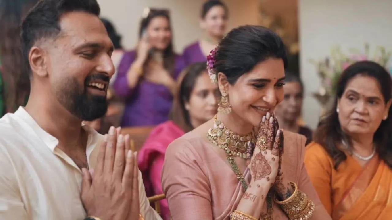 करिश्मा तन्नाचा डोहाळेजेवण सोहळा तुलू रितीरिवाजानुसार पार पडला, ज्याचे फोटो तिचा पती वरुणने सोशल मीडियावर शेअर केले आहेत. करिश्मा आणि वरुणचे कुटुंबीय, जवळचे नातेवाईक आणि मित्र या विशेष प्रसंगी उपस्थित होते आणि त्यांनी या जोडप्यावर आशीर्वाद व प्रेमाचा वर्षाव केला.