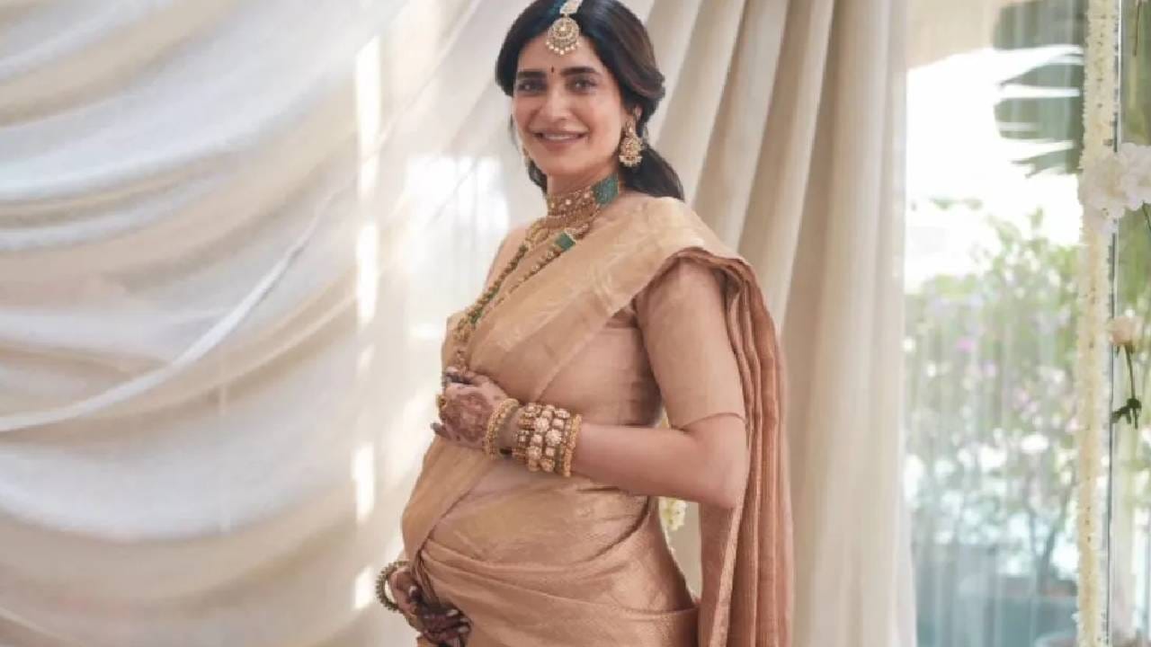 करिश्मा तन्ना तिच्या डोहाळेजेवणासाठी सुंदर साडी नेसून अत्यंत गोड दिसत होती. तिचा पती, वरुण, यानेही पारंपरिक कुर्ता-पायजमा परिधान केला होता. त्यांच्या गरात फुलांची सुंदर सजावट तर होतीच, पण हास्याने भरलेल्या त्या घरात पॉझिटिव्ह व्हाईब्ज होत्या.