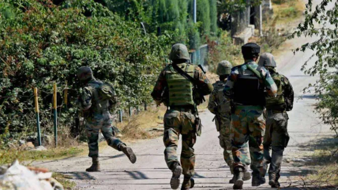 J&K : सुरक्षा दलाची मोठी कारवाई, दहशतवाद्यांचा अड्डा उद्ध्वस्त...