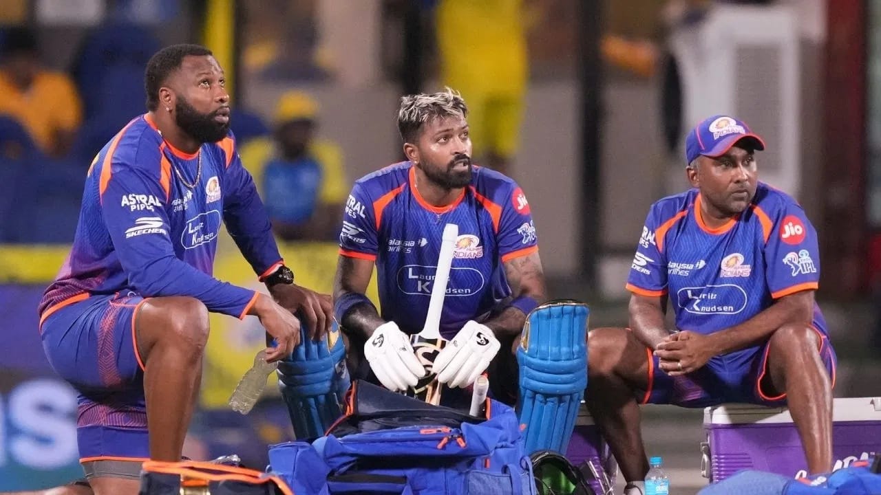 मुंबई विरुद्ध पंजाब यांच्यात 14 मे रोजी झालेल्या सामन्यातील शेवटच्या ओव्हरमध्ये बॅटिंग कोच किरॉन पोलार्ड याने केलेली कृती त्याला महागात पडली. पोलार्डने नक्की काय केलं? जाणून घेऊयात. (Photo: PTI)