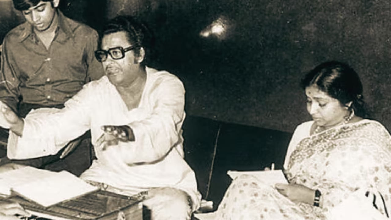 दरम्यान, शोमध्ये होस्ट आदित्य नारायण यांनी एक मजेशीर किस्सा सांगितला. त्यांनी सांगितले की, एका रेकॉर्डिंगदरम्यान मधुबाला इतक्या सुंदर दिसत होत्या की त्यांना पाहून स्वतः आशा भोसले काही क्षणांसाठी गाणेच विसरल्या होत्या. आदित्य नारायण यांनी विनोदी अंदाजात म्हटले की, आशा भोसले मधुबालांकडे सतत पाहत राहिल्या आणि त्या जर पुरुष असत्या तर कदाचित मधुबालांच्या प्रेमातच पडल्या असत्या असं ते म्हणाले. 