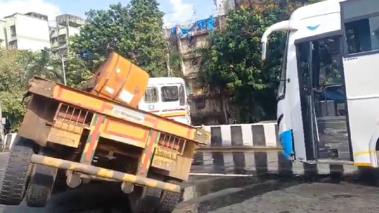 या धडकेनंतर ट्रक ब्रिजवरच पलटी झाला. पोलीस आणि संबंधित यंत्रणा घटनास्थळी दाखल झाल्या असून वाहतूक सुरळीत करण्याचे प्रयत्न सुरू आहेत. अपघातात झालेल्या जखमींची आणि नुकसानीची माहिती अद्याप समोर आलेली नाही.