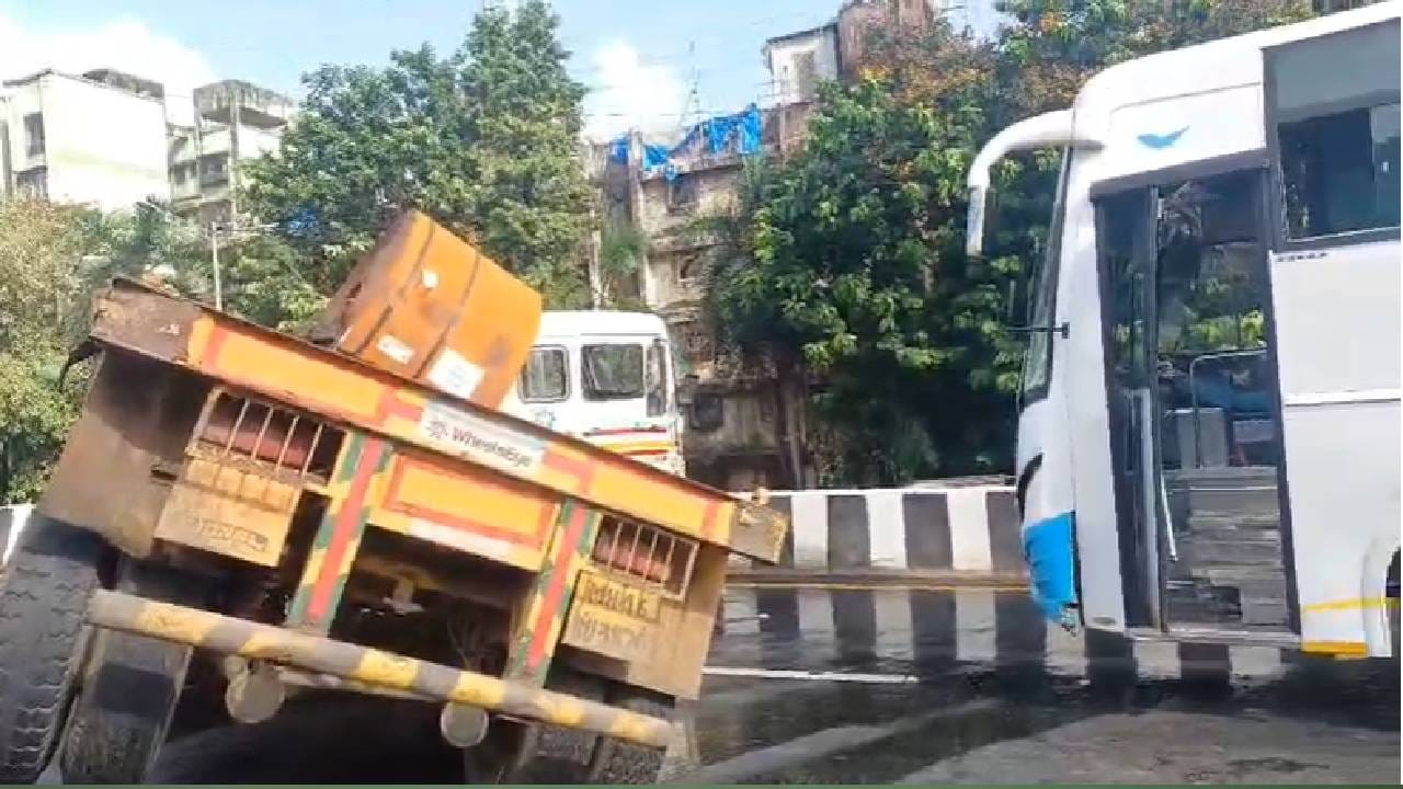 अडीच तास उलटून देखील कुर्ला अपघात घटनास्थळी क्रेन यायला उशीर झाला. बस आणि कंटेनर याचा भीषण अपघात झाल्याने बस पूर्णपणे खाली झाली आहे. क्रेनच्या साहाय्याने बस आणि कंटेनर बाजूला करण्यात येणार आहे.