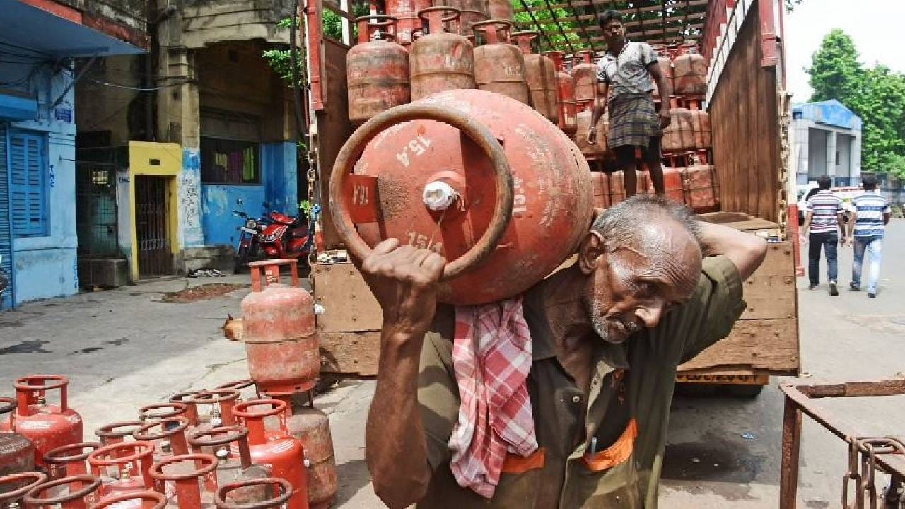 या अहवालानुसार, संयुक्त अरब अमिरात, कतार, कुवेत आणि सौदी अरब हे देश भारताला जवळपास 80 टक्के एलपीजी पुरवठा करतात. या देशांनी एप्रिल महिन्यात प्रत्येक दिवशी 43,000 बॅरल एलपीजीचा पुरवठा केला. तर ऑस्ट्रेलियाकडून एलपीजी पुरवठा होण्यासाठी 20 दिवस, अर्जेटिना आणि अमेरिकेतून नैसर्गिक गॅसची खेप पोहचण्यासाठी 35 ते 45 दिवस लागतात.