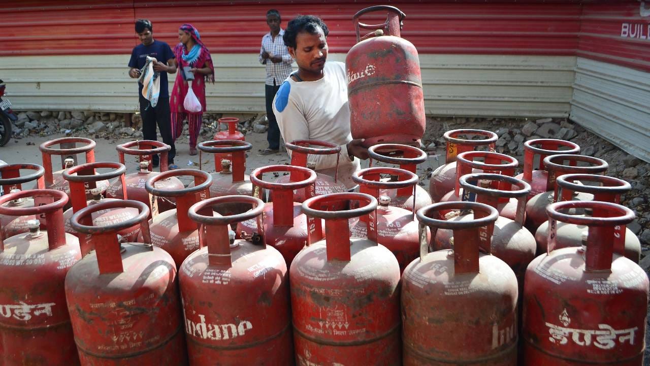 LPG Price Today: CNG सारखीच रात्रीतून LPG च्या किंमतीत वाढ? सिलेंडर बुकिंगपूर्वी जाणून घ्या भाव