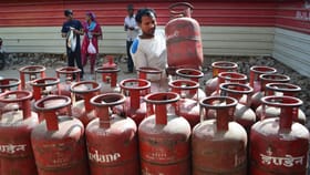 LPG Price Today: CNG सारखीच रात्रीतून LPG च्या किंमतीत वाढ?.