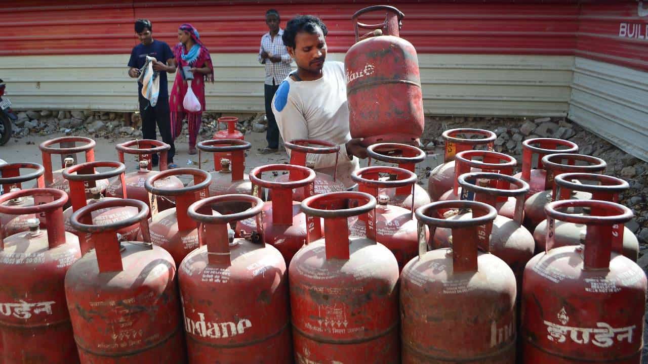 LPG Price Today: CNG सारखीच रात्रीतून LPG च्या किंमतीत वाढ? सिलेंडर बुकिंगपूर्वी जाणून घ्या भाव