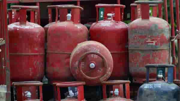 LPG Cylinder Prices: घरगुती ते कमर्शियल.. एलपीजी सिलेंडरच्या नव्या किंमती जाहीर; जाणून घ्या.. किती महाग?
