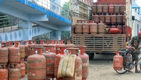 LPG gas cylinder : एलपीजी गॅस सिलेंडरबाबत अत्यंत मोठी बातमी, ग्राहक...