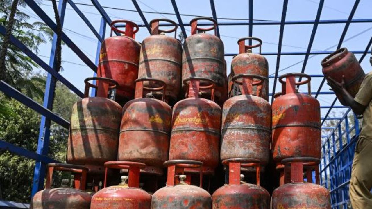 एलपीजी गॅसच्या किमतीत तब्बल 993 रूपयांनी मोठी वाढ, थेट 5 किलोच्या गॅसच्या किमतीही..