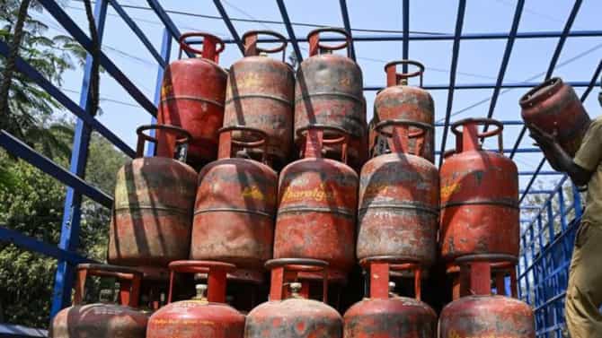 एलपीजी गॅसच्या किमतीत तब्बल 993 रूपयांनी मोठी वाढ, थेट 5 किलोच्या गॅसच्या किमतीही..