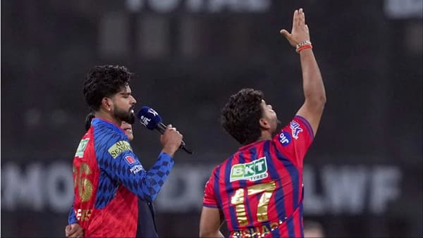 आयपीएल स्पर्धेच्या इतिहासात नेतृत्वाच्या जबाबदारीसह बॅटिंग किंवा बॉलिंगने योगदान देणारे असंख्य कर्णधार आहेत. मात्र यात आघाडीवर असलेले मोजकेच कर्णधार आहेत. पंजाबने लखनौ सुपर जायंट्स विरुद्ध विजय मिळवला. श्रेयस अय्यर याने शतक करुन पंजाबच्या विजयात प्रमुख योगदान दिलं. श्रेयसने यासह दिग्गज सचिन तेंडुलकर याला मागे टाकलं. (Photo Credit: PTI)